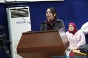 Pr BENDALI Farida au pupitre orateur de l'auditorium face au élèves du lycée "Les colombes