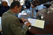 Le Pr BOUDA Ahmed, recteur de l'université de Bejaia, entrain de signer le PV d'installation du Pr AOUDIA Sofiane, nouveau doyen de la faculté des sciences exactes