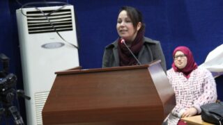 Pr BENDALI Farida au pupitre orateur de l'auditorium face au élèves du lycée "Les colombes