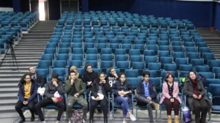 des élèves du lycée "les colombes" attentifs au discours du conférencier