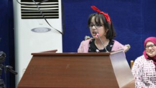 un élève du lycée "les colombes" au pupitre orateur de l'auditorium