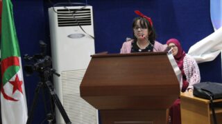 un élève du lycée "les colombes" au pupitre orateur de l'auditorium