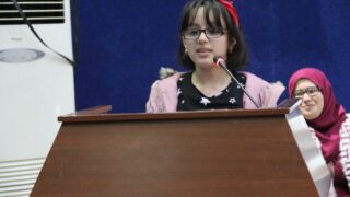 un élève du lycée "les colombes" au pupitre orateur de l'auditorium