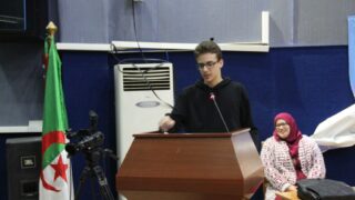 un élève du l'ycée "les colombes" au pupitre orateur de l'auditorium