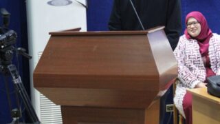 un élève du lycée "les colombes" au pupitre orateur de l'auditorium