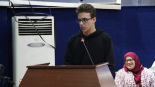 un élève du l'ycée "les colombes" au pupitre orateur de l'auditorium