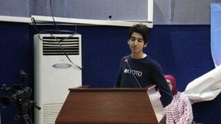 un élève du l'ycée "les colombes" au pupitre orateur de l'auditorium