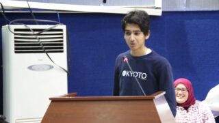 un élève du l'ycée "les colombes" au pupitre orateur de l'auditorium