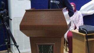 un élève du l'ycée "les colombes" au pupitre orateur de l'auditorium