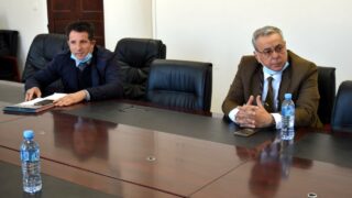 Installation du Professeur AOUDIA Sofiane, nouveau Doyen de la Faculté des Sciences Exactes 43 De gauche à droite, le Pr KATI Djamel-eddine Vice Recteur des Relations Extérieures, de la coopération, de l’Animation et de la Communication et des Manifestations Scientifiques et le Pr BOUBEZARI Réda Fihri, Doyen de la faculté de Médecine de l'université de Bejaia.