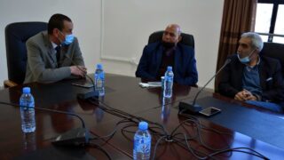Installation du Professeur AOUDIA Sofiane, nouveau Doyen de la Faculté des Sciences Exactes 25 de gauche à droite: Le Pr BOUDA Ahmed, recteur de l'université de Bejaia, Pr BOUKERROUI Abdelhamid, Ex doyen de la faculté des sciences exactes et le Pr Sadeddine Abdelhamid, vice recteur du développement, de la prospective et de l’orientation