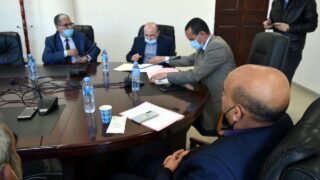 Installation du Professeur AOUDIA Sofiane, nouveau Doyen de la Faculté des Sciences Exactes 20 Signature du PV d'installation du Pr AOUDIA Sofiane, nouveau doyen de la faculté des sciences exactes.