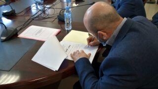 Installation du Professeur AOUDIA Sofiane, nouveau Doyen de la Faculté des Sciences Exactes 19 Le Pr AOUDIA Sofiane, nouveau doyen de la faculté des sciences exactes, entrain de signer son PV d'installation