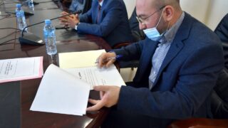 Installation du Professeur AOUDIA Sofiane, nouveau Doyen de la Faculté des Sciences Exactes 18 Le Pr AOUDIA Sofiane, nouveau doyen de la faculté des sciences exactes, entrain de signer son PV d'installation