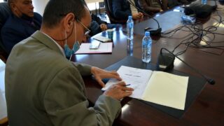 Installation du Professeur AOUDIA Sofiane, nouveau Doyen de la Faculté des Sciences Exactes 17 Le Pr BOUDA Ahmed, recteur de l'université de Bejaia, entrain de signer le PV d'installation du Pr AOUDIA Sofiane, nouveau doyen de la faculté des sciences exactes
