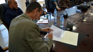 Installation du Professeur AOUDIA Sofiane, nouveau Doyen de la Faculté des Sciences Exactes 16 Le Pr BOUDA Ahmed, recteur de l'université de Bejaia, entrain de signer le PV d'installation du Pr AOUDIA Sofiane, nouveau doyen de la faculté des sciences exactes