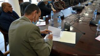 Installation du Professeur AOUDIA Sofiane, nouveau Doyen de la Faculté des Sciences Exactes 15 Le Pr BOUDA Ahmed, recteur de l'université de Bejaia, entrain de signer le PV d'installation du Pr AOUDIA Sofiane, nouveau doyen de la faculté des sciences exactes