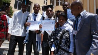 Remise attestation d honneur laureats etrangers juillet 2013 picture 0005