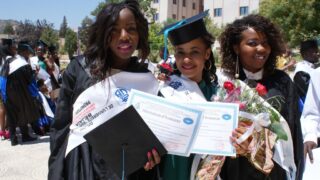 Remise attestation d honneur laureats etrangers juillet 2013 picture 0011