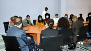 Visite de travail de son Excellence lAmbassadeur du Mozambique en Algerie M CARVALHO MUARIA a luniversite de Bejaia le 16 04 20 03