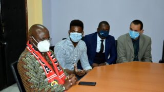 Visite de travail de son Excellence lAmbassadeur du Mozambique en Algerie M CARVALHO MUARIA a luniversite de Bejaia le 16 04 20 04