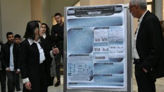 Séance Posters Présenté par les Étudiants Master 2 du Département BPC. 71 Seance posters presente par les etudiants master 2 du departement BPC dans le cadre du module d analyses d articles anglais sci 92