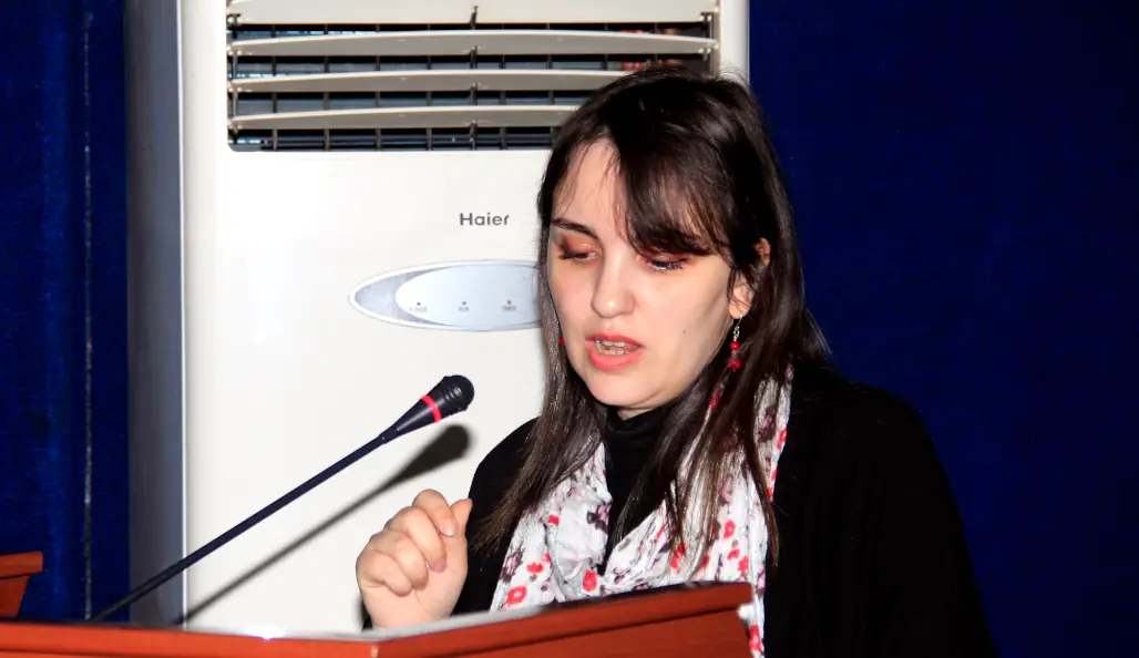 Mme. SARAOUI ATTAR Selma du département d’architecture, lors de sa présentation d’un cours en ligne en anglais via google meet, sous le thème: A.E.T: Overview, methodologies and choises