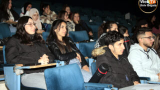 Photos de Mme. SARAOUI ATTAR Selma du département d'architecture, lors de sa présentation d'un cours en ligne en anglais via google meet. 1 MG 0850