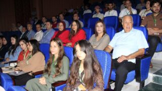 Conférence Nationale sur: "Raréfaction des ressources minières et positionnement de l'Algérie". 227 CO72031