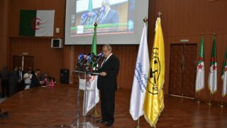 Conférence Nationale sur: "Raréfaction des ressources minières et positionnement de l'Algérie". 123 COC8471