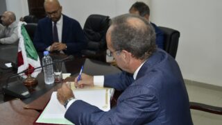 Visite de son excellence l'ambassadeur de l'Italie Monsieur Giovanni PUGLIESE à l'Université A. MIRA Béjaia. 85 Visite de son excellence l ambassadeur de l italie Monsieur Giovanni PUGLIESE a l universite A MIRA Bejaia 05 10 202386