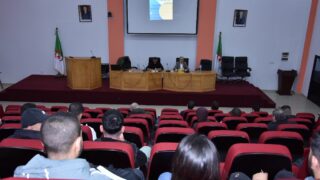 Conférence du Pr Benaouda LEBDAI. 1 La conference du Pr Benaouda LEBDAI sous le theme de l impotance de l histoire dans les litteratures postcoloniales 05 12 202347