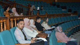 الملتقى الدولي تحت عنوان: " نقد الاستشراق وتحولات ما بعد الحداثة: بين المرتكزات الأنوية والمرجعيات الغيرية" 89 forum international organise par la faculte des lettres et des langues les 15 1 et 17 avril 202434