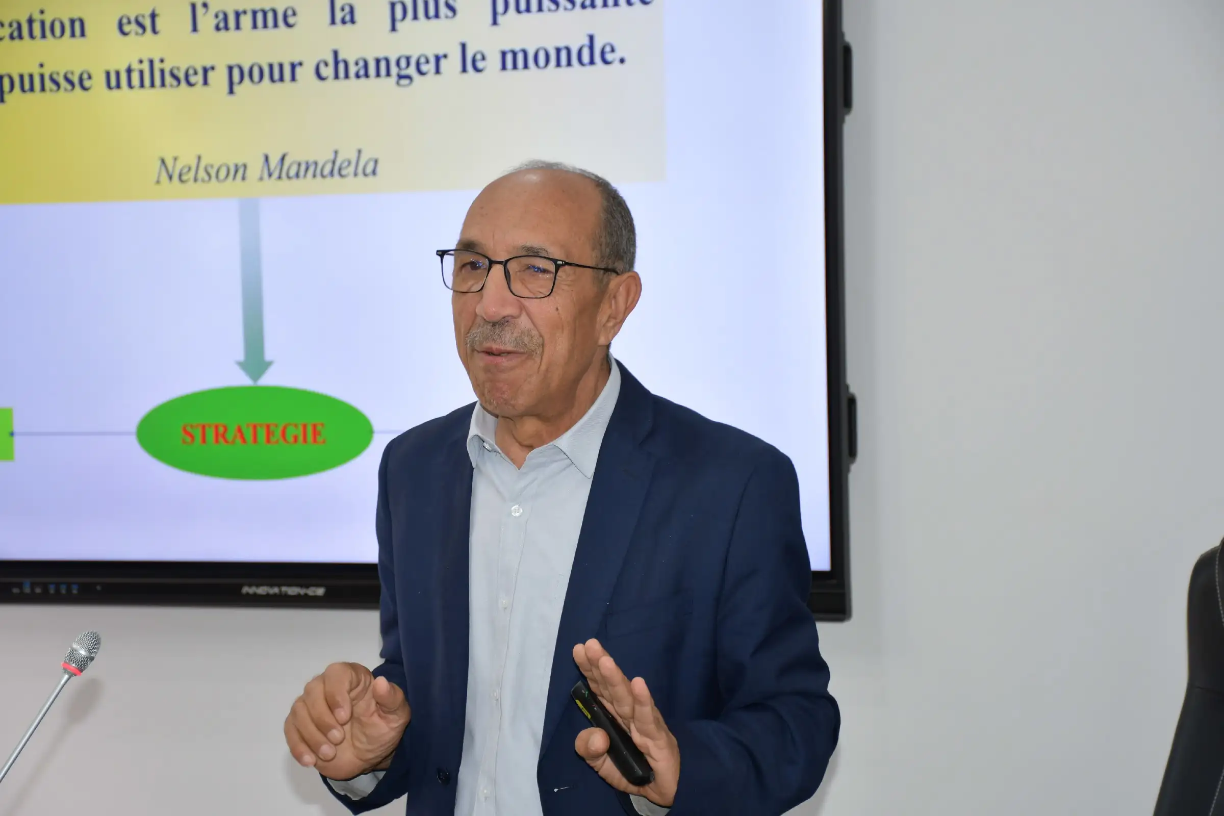 Pr KHELIF Rabia entrain d'expliquer lors de la formation ISO